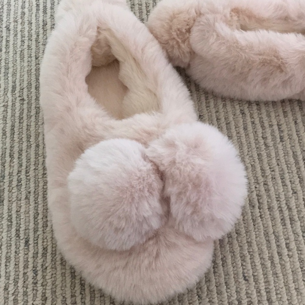 Super soft Anthropologie bunny slippers 7 new! - Picture 3 of 6